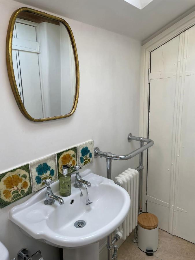 Hebe Cottage - Idyllic And Homely With Attention To Detail Atworth 외부 사진