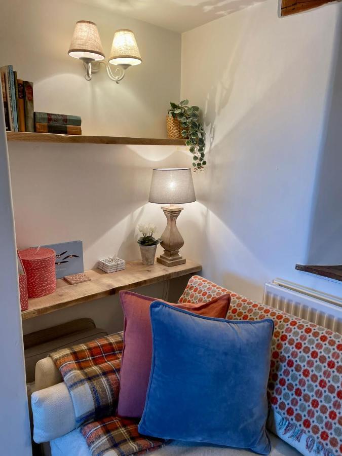 Hebe Cottage - Idyllic And Homely With Attention To Detail Atworth 외부 사진