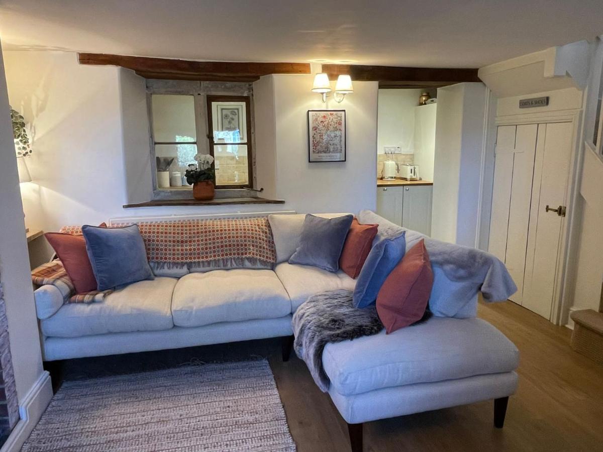 Hebe Cottage - Idyllic And Homely With Attention To Detail Atworth 외부 사진